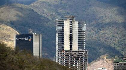 En el centro de Caracas son muchos los edificios que han sido ocupados. El caso más emblemático es el de la Torre de David, cuyos 45 pisos fueron en su mayoría ocupados por familias de bajos recursos