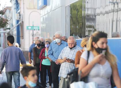 En el centro de Ensenada, personas mayores hacen fila para realizar trámites del PAMI