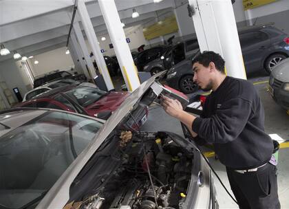 En el centro de grabado de Villa Urquiza atienden 150 autos por día