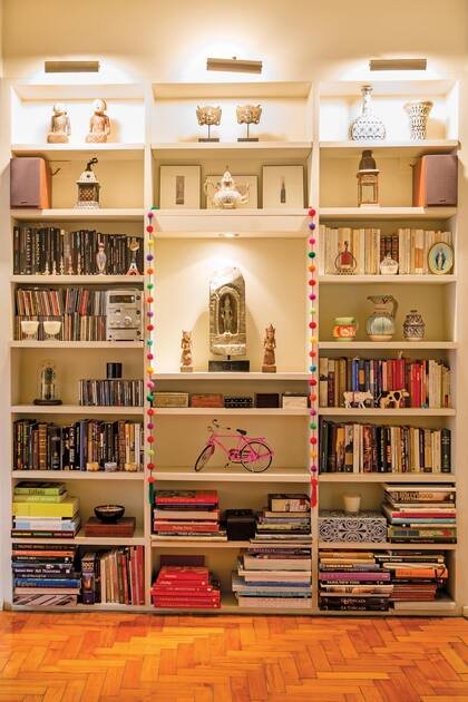 En el centro de la biblioteca un pedazo de la entrada de un templo
de 1900, traído desde Indonesia. “Adentro
está la diosa de la prosperidad, hecha en
bronce”, revela Gabriel.