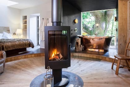 En el centro de la casa, una estufa a leña giratoria une los ambientes con su calidez