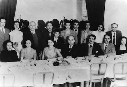 En el centro de la foto, sentados, Elíades y Sisterna