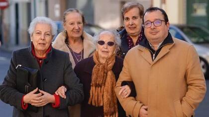 En el centro de la imagen Dolores Fernandez Ceijas, conocida como la abuela de Ourense, que cumplirá 109 el 29 de enero próximo