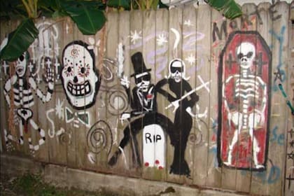 En el centro de la imagen, la ilustración un Baron Samedi, el sacerdote vudú que Papa Doc Duvalier decía encarnar
