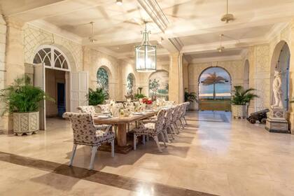 En el centro de la planta baja se encuentra el impresionante comedor, de grandes proporciones