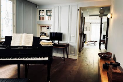 En el centro de la sala principal se destaca el piano Steinway del músico. “Me enamoré del piano porque fue la primera música que escuché y allí supe que tenía que dedicar mi vida a la música… no fue fácil pero no me arrepiento”, dijo James Rhodes en una entrevista.