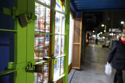 En el centro de Lanús, proliferan las rejas y candados cerca de las 19.30, cuando los comerciantes se preparan para cerrar las puertas de sus locales