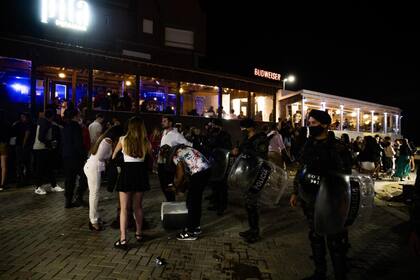 En el centro de Pinamar, se veía el operativo policial junto a las personas que querían acceder a los bares