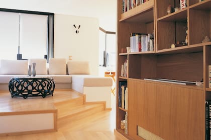 En el centro del living, mesa art déco de cedro ebanizado con tapa de mármol arabescato italiano (Onírico)