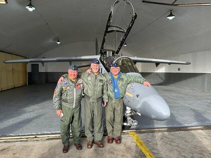 En el centro, el brigadier VGM Sergio Mayor, uno de los condecorados por el ataque del 13 de Junio. A sus lados, el capitán VGM Marcelo Moroni y el brigadier Mario Roca VGM. Los tres pilotos integraron la escuadrilla "Chispa" cuyo líder era el capitán Varela.