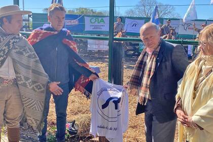 En el centro, el gobernador de Chaco, Leandro Zdero, y Carlos Castagnani, presidente de CRA