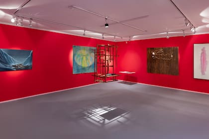 En el centro, el móvil acreedor del Premio Estímulo, por la obra "Suspensión" de Leonardo Cavalcante