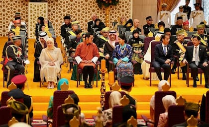 En el centro, el rey Jigme y la reina Jetsun Pema de Bután. "Nuestros deseos de un matrimonio maravilloso lleno de felicidad y bendiciones", escribieron los monarcas a los recién casados.