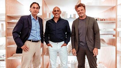 En el centro empresario multimillonario Marc Lore, quien mostró su nuevo proyecto inmobiliario, junto a su equipo de trabajo