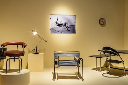 En el centro, en negro, la famosa silla Wassily, del arquitecto y diseñador húngaro Marcel Breuer, una revolución desde la Bauhaus