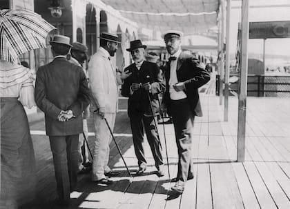 En el centro, entre los dos caballeros, Paul Groussac, uno de los visitantes pioneros. Década de 1910.