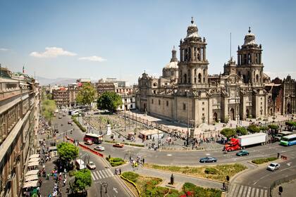 En el centro histórico de Ciudad de México, la Catedral Metropolitana se alza junto a las ruinas de Tenochtitlán