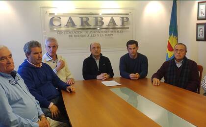 En el centro, Horacio Salaverri, presidente de Carbap, junto a integrantes de la entidad en una reunión