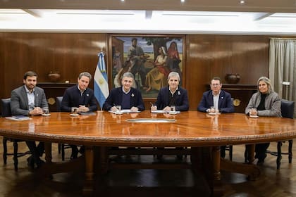 En el centro, Jorge Macri y Luis Caputo sellaron el acuerdo por la deuda en la coparticipación