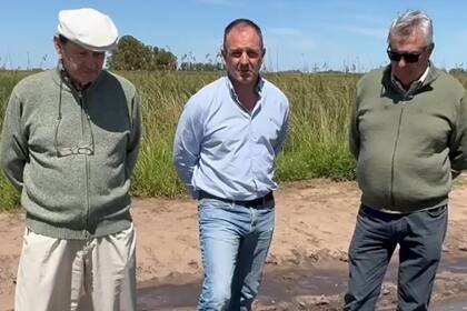 En el centro, José Erreca, presidente de la Sociedad Rural de Bolívar