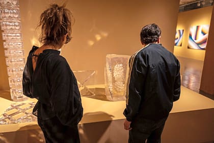 En el centro la escultura que Naná llama la "barra de hielo", porque se parece a las que Polesello vendía de chico para comprarse ropa