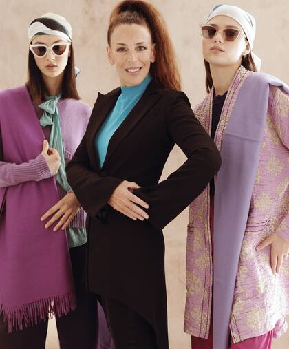 En el centro, la make-up artist Regina Kuligovsky con saco sastrero (Pablo Ramírez), polera cuello alto (Furzai). A la izq., camisa de seda con moño (Rapsodia), suéter con bolsillos (Mishka), bufanda (Etiqueta Negra), pantalón de gabardina (Las Pepas). A la der., tapado drapeado (Rapsodia), bufanda (Etiqueta Negra), pantalón (Rapsodia), pañuelo (Perramus)