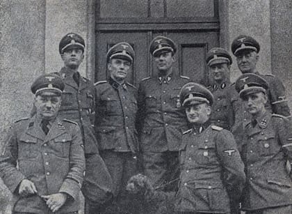 En el centro, Ludolf von Alvensleben, en Polonia. En la misma fila, el primero a la derecha es su primo, Ludolf Jacob von Alvensleben.