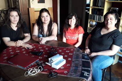 En el centro, Marina, junto a compañeras de la ONG Insurgencia Asperger.