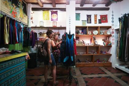 En el centro, varias opciones para llevarse souvenirs y regalos