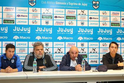 En el centro y con el micrófono, Walter Morales, el presidente de Gimnasia, de Jujuy, y hermano de Gerardo, gobernador hasta diciembre de 2023 y aún hombre fuerte de la provincia.