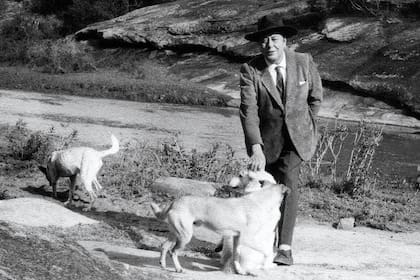 En el Cerro Colorado, al norte de Córdoba, a fines de los 50