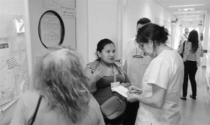 En el Cesac N° 36, de Floresta, los profesionales se ocupan en equipo de atender a los pacientes