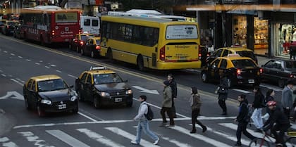Solamente taxis y colectivos circulaban ayer a la tarde por la avenida Pueyrredón