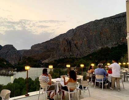 En El Chorro se puede disfrutar de la gastronomía autóctona con espectaculares vistas.