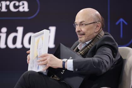 En el cierre de LA NACION +cerca actualidad, el ciclo exclusivo para suscriptores de LA NACION, Joaquín Morales Solá recibió un obsequio: un retrato creado por Alfredo Sábat