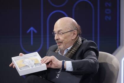 En el cierre de LA NACION +cerca actualidad, el ciclo exclusivo para suscriptores de LA NACION, Joaquín Morales Solá recibió un obsequio: un retrato creado por Alfredo Sábat