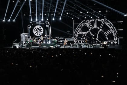 En el cierre del recital, antes del bis, una arrolladora versión de "Ciudad de pobres corazones" llegó hasta la fibra más profunda de los espectadores