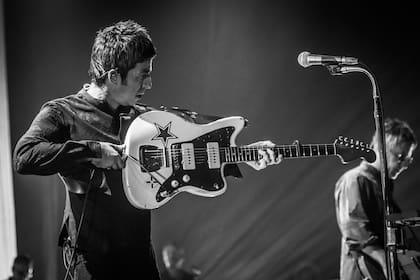 En el cierre del show, Noel rindió tributo a los Beatles con su versión de "All You Need is Love"