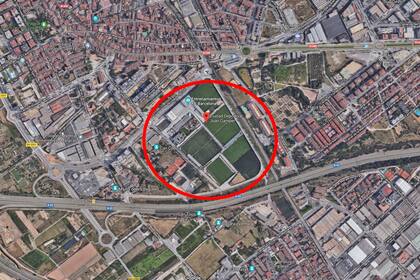 En el círculo, la ciudad deportiva Joan Gamper. En el centro se encuentran las casas de las familias Soto y Roldán