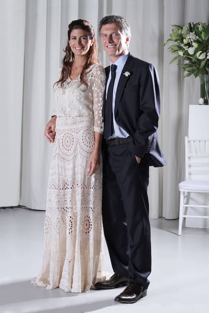 En el Civil, Juliana lució un conjunto vintage de falda de encaje chantilly y chaqueta de encaje de bolillo de la colección Free Love de El Camarín. Completó su look con un peinado semirrecogido.