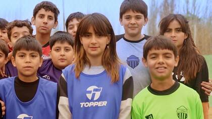 En el club Canteranos se pusieron a punto las canchas de fútbol y tenis, se colocaron aros de básquet, redes de volley móviles, arcos de mini fútbol y se equipó un locker con calzado para chicos y chicas.