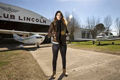 Ángela Barbero, esposa de Matías Ronzano, en el aeródromo de Lincoln