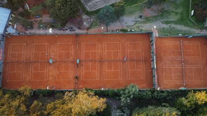 En el Club Uncas no solo se enfocan en el desarrollo técnico de los jugadores, sino también en su formación integral, promoviendo valores como la disciplina, el trabajo en equipo y la perseverancia.