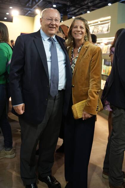 En el cóctel de Perú, el embajador de Grecia, Efstathios Paradellis, y su esposa, Josefina Pasman