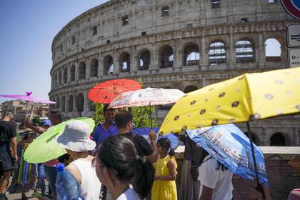 En el Coliseo romano los turistas usaron paraguas para protegerse del sol