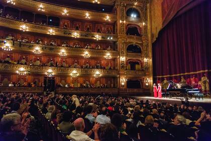 En el Colón: Karin y Natasha tocaron juntas para el cierre de la última edición del Bafici, luego de la proyección del documental