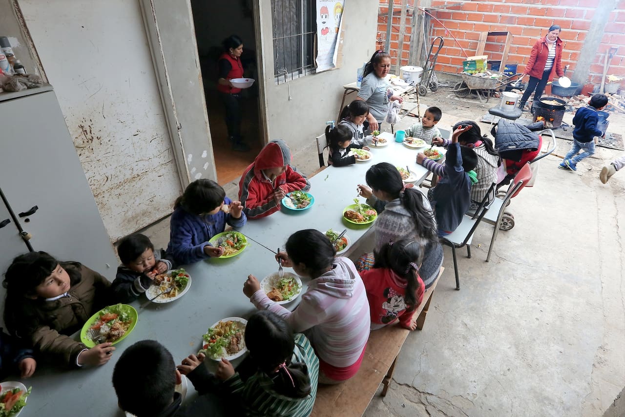 Los comedores en el conurbano empezaron a recibir a familias enteras - LA NACION