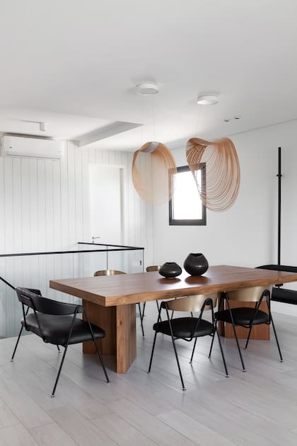 En el comedor contiguo al living (al igual que en todos los ambientes) pintura látex ‘Superlavable’ de Sinteplast.