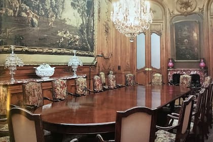 En el comedor de la actual Nunciatura Apostólica todavía se conservan la vajilla de Harilaos de Olmos, y hasta su juego de cristalería con sus iniciales grabadas: AH