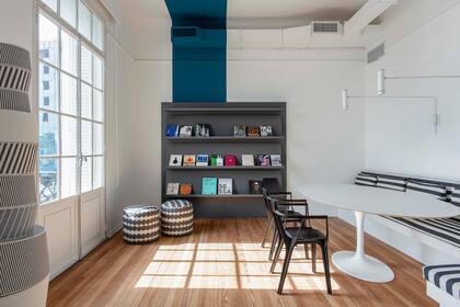 En el comedor de la residencia de artistas Casa Heredia, la interiorista Joanne Cattarossi acompañó la mesa ‘Tulip’ (Interieur Forma) con la versión oscura de la premiada silla ‘Eutopia’ del diseñador industrial salteño Francisco Gómez Paz.